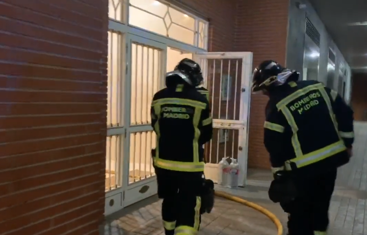 Los bomberos, durante las tareas de extinción.