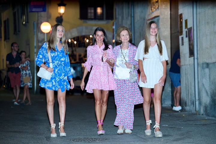 Las reinas Letizia y Sofía con la princesa Leonor y la infanta Sofía en Palma el 7 de agosto de 2022.