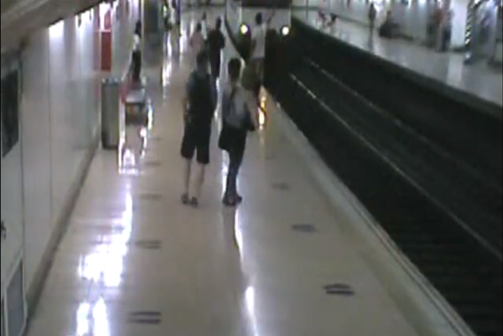 El momento en el que el convoy entra en la estación.