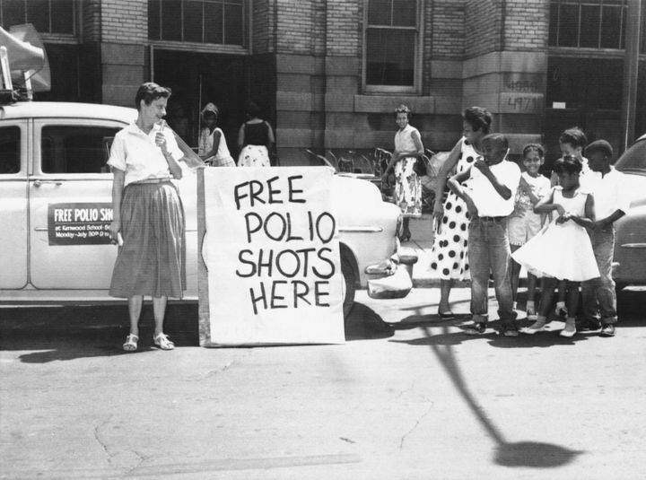 Δωρεάν εμβόλια για την πολιομυελίτιδα σε δημόσιο σχολείο του Σικάγο την δεκαετία του 1960