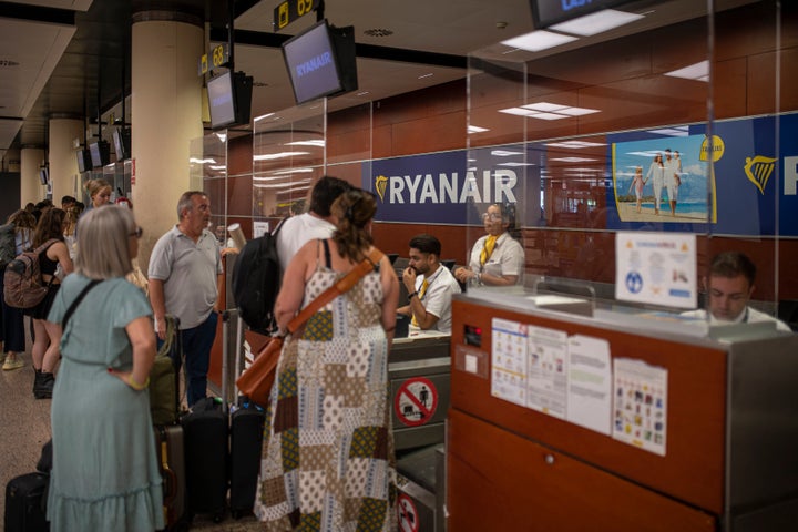 Varios usuarios son atendidos por personal de la compañía Ryanair.
