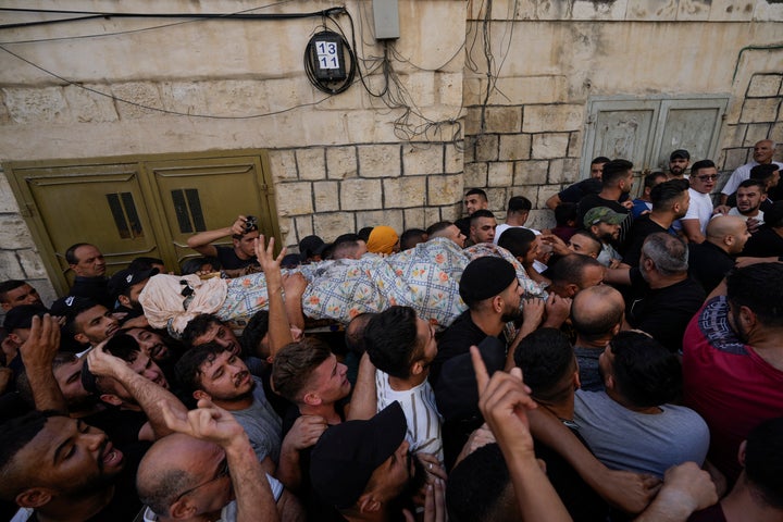 Un grupo de palestinos porta el cuerpo de Ibrahim Nabulsi, este martes, por las calles de Nablus (Cisjordania).