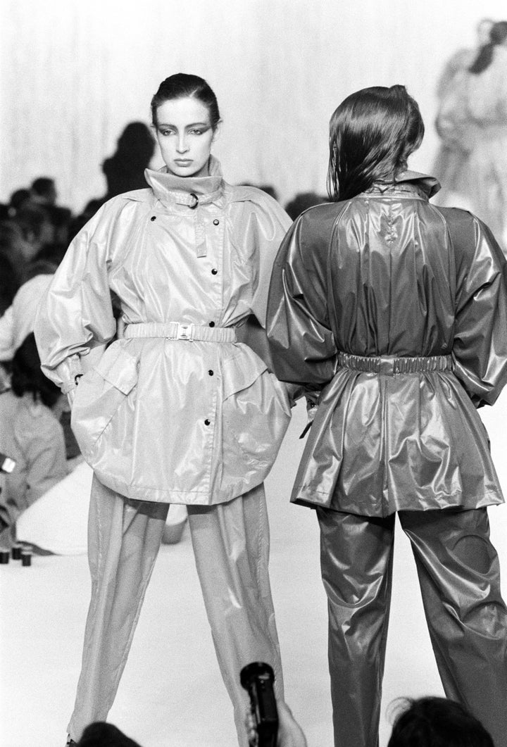 Défilé Issey Miyake, Prêt-a-Porter printemps-été 1980 en octobre 1979 à Paris, France. (Photo by Daniel SIMON/Gamma-Rapho via Getty Images)