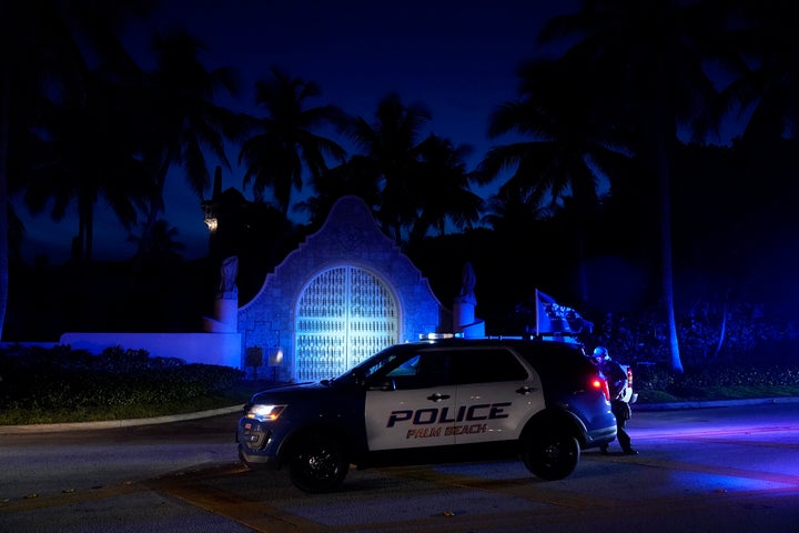 La Policía de Palm Beach, en la puerta de la residencia de Trump.