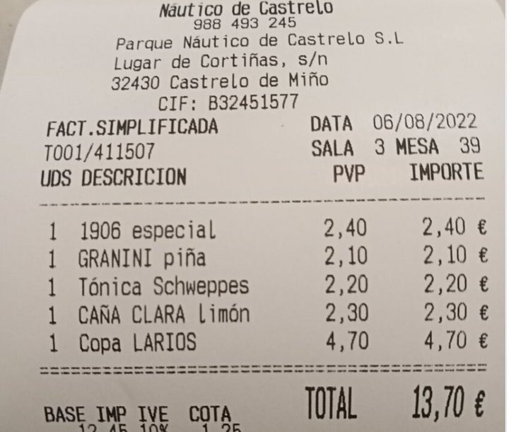 El ticket que dejó de cobrar la cafetería de O Náutico de Castrelo de Miño por un episodio racista.