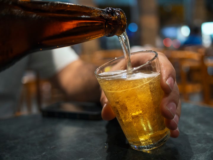 Una persona se sirve una cerveza.