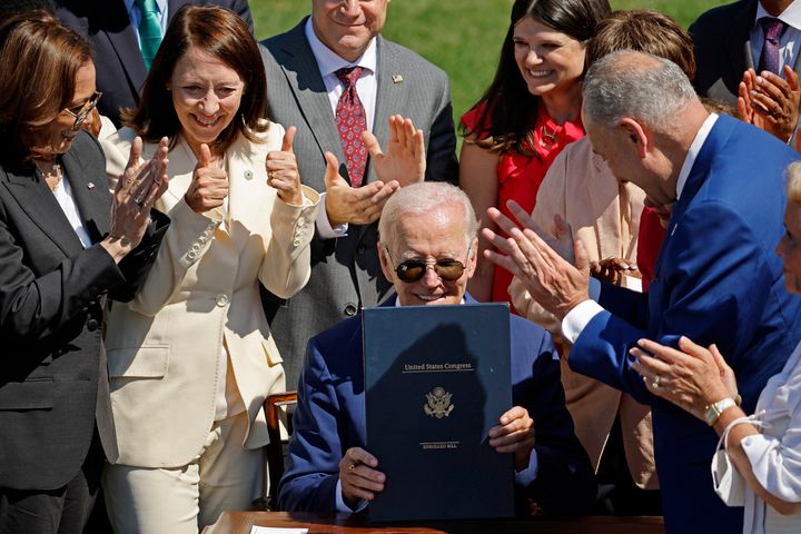 Biden tras la firma del decreto.