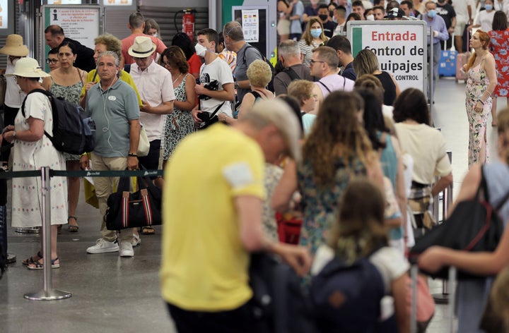 Viajeros en la estación de Atocha.