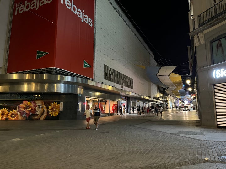 Las luces apagadas del edificio de El Corte Inglés de la calle Preciados (Madrid), pasada la medianoche.