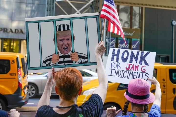 Protesta contra Donald Trump ante la torre que lleva su nombre en Nueva York, reclamando que vaya a la cárcel.