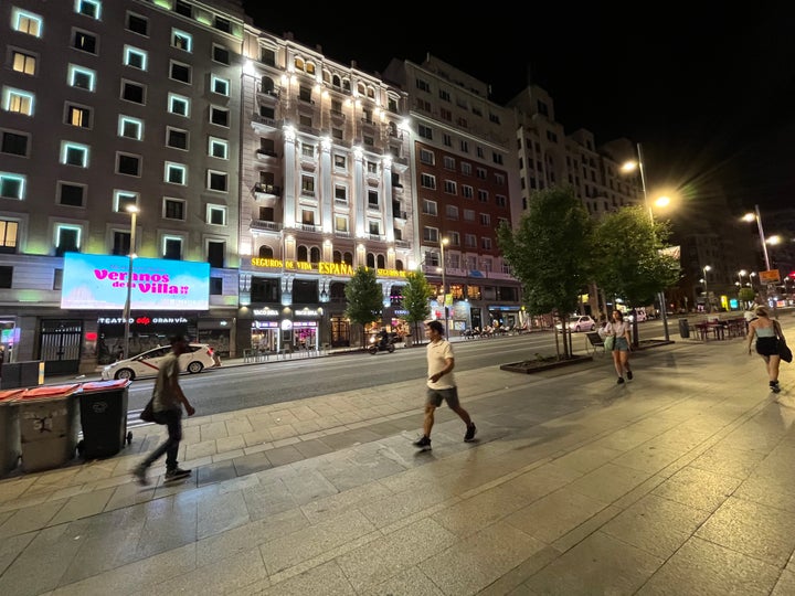 Las luces de los carteles de los teatros y de algunas fachadas de edificios emblemáticos de Gran Vía minimizaron la imagen de escaparates apagados.