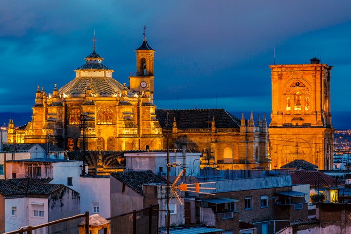 La Catedral de Granada iluminada de noche.