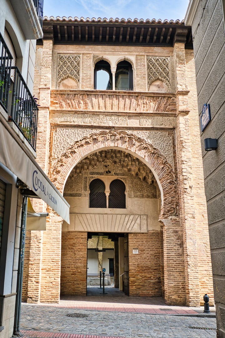 Entrada al Corral del Carbón, Granada.