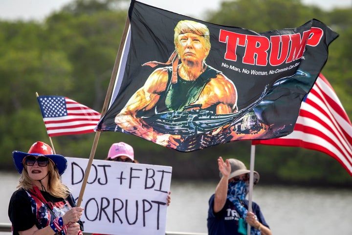 Seguidores de Donald Trump, en las puertas de su casa de Mar-a-Lago donde entró el FBI, ayer martes.