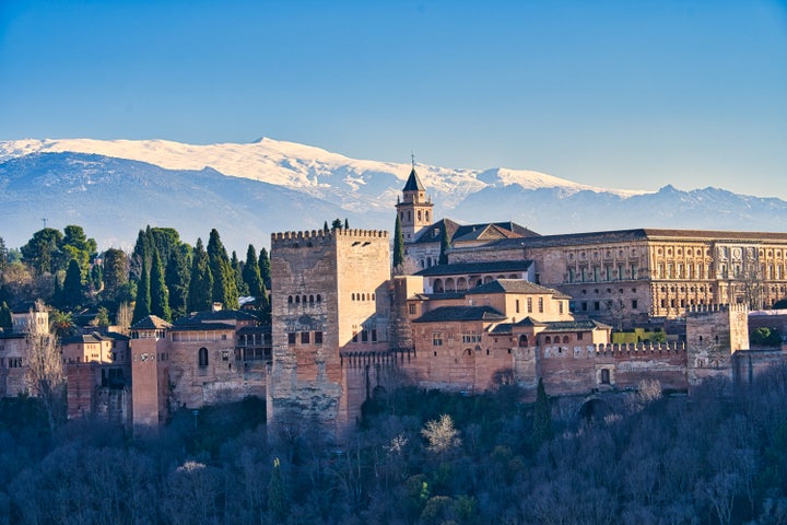 Vista panorámica de la Alhambra y Sierra Nevada de fondo.