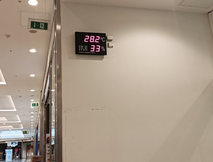 Termómetro planta baja del centro comercial Madrid Río a las 10.30 de la mañana.