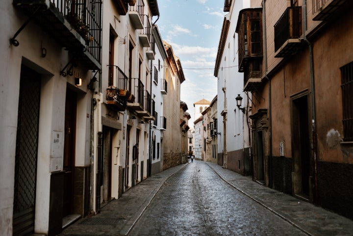 Imagen de la Carrera del Darro sin gente.