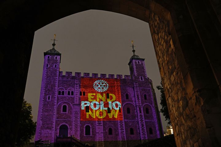 O Πύργος του Λονδίνου φωτισμένος και με το σύνθημα "Σταμάτηστε την πολιομυελίτιδα τώρα" κατά την Παγκόσμια Ημέρα κατά της Νόσου στις 24 Οκτωβρίου 2021