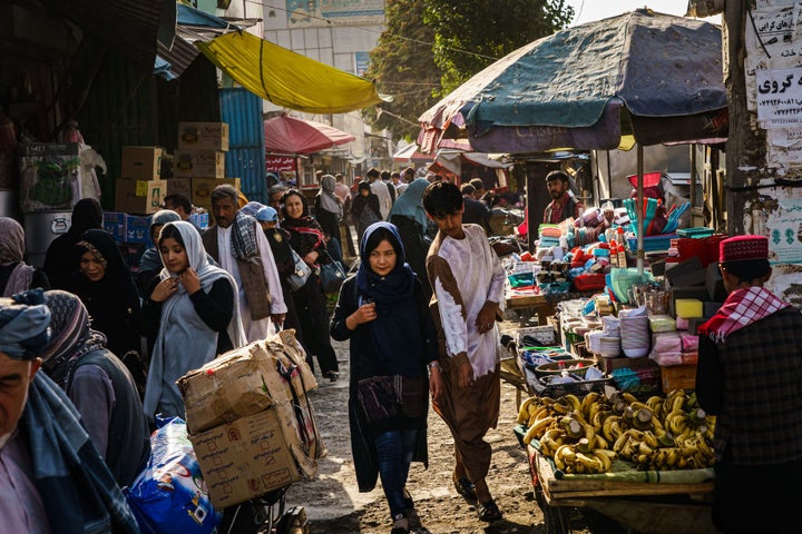 Una mujer camina por un mercado de Kabul, en septiembre de 2021.