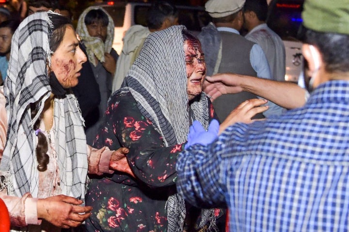 Una mujer herida tras el atentado del Estado Islámico contra la multitud que esperaba para acceder al aeropuerto de Kabul, en agosto de 2021.