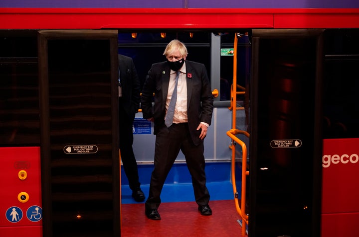 Boris Johnson, en noviembre de 2021, llegando en un bus eléctrico a la Cumbre del Clima de la ONU, Glasgow.