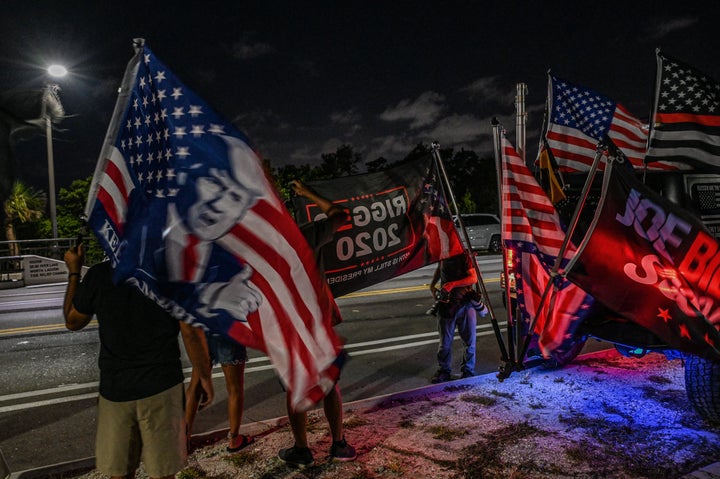Manifestantes a favor de Donald Trump ante su mansión de Mar-a-Lago (Florida).