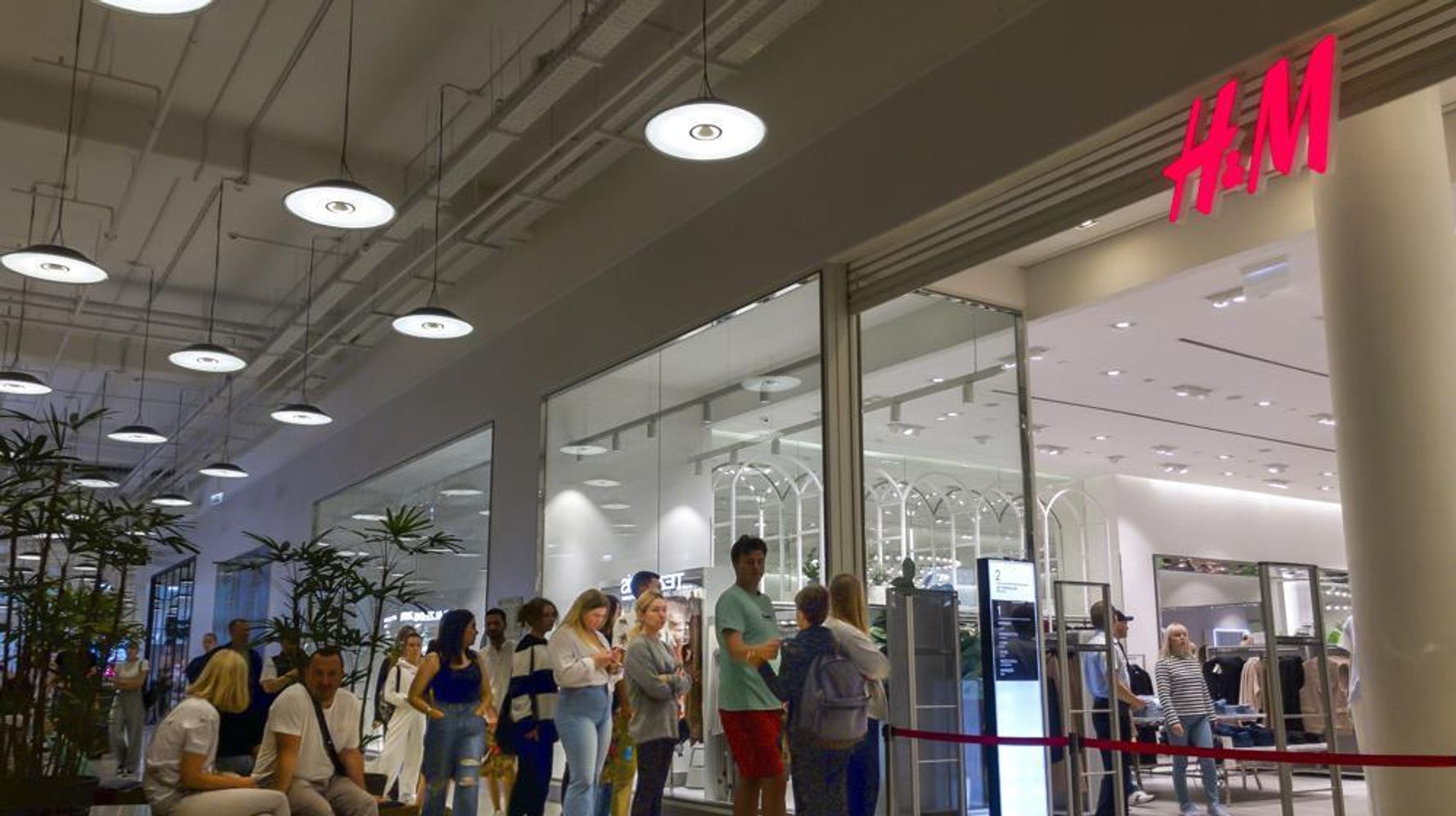 Les Russes achètent les dernières marchandises de H&M et IKEA alors que les magasins se terminent