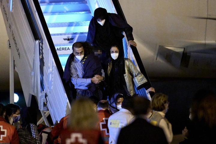 Refugiados afganos descienden del avión.