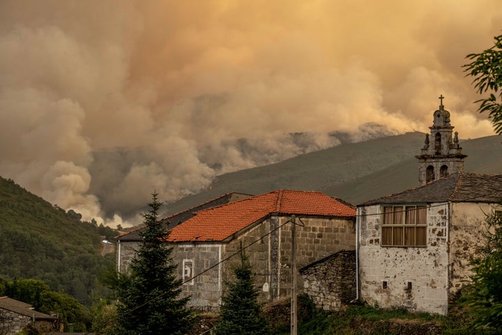 Vista de una gran columna de humo durante el incendio que permanece activo en Chandrexa de Queixa (Ourense).