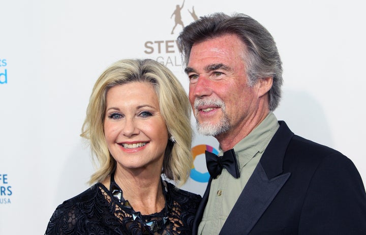 La cantante y actriz Olivia Newton--John junto a John Easterling en la gala Steve Irvin en 2018.