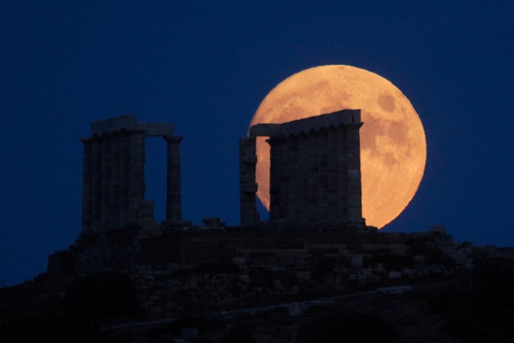 Το Σούνιο στην αυγουστιάτικη πανσέληνο