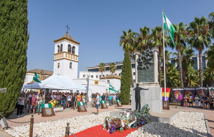 Ofrenda floral dentro del acto de homenaje organizado por la Fundación Blas Infante, al considerado Padre de la Patria Andaluza, ayer en Sevilla. 