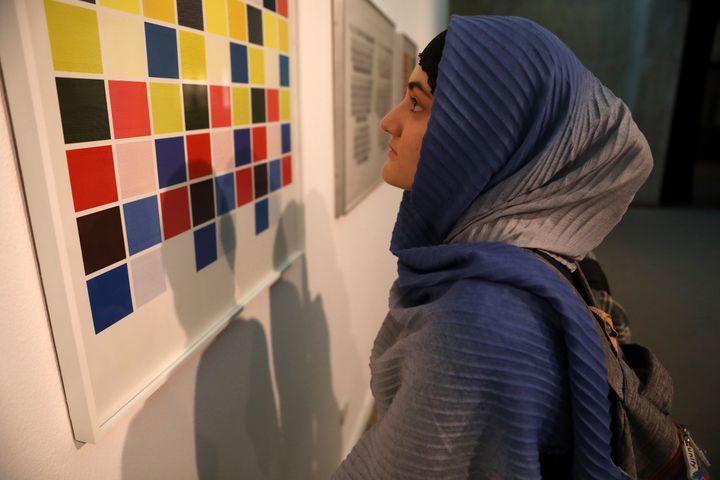 Νεαρή Ιρανή παρατηρεί ργο του Αμερικανού Σολ Λιούιτ. 