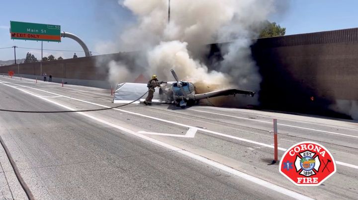 Un bombero trabaja en la extinción del fuego originado en el avión, tras el accidente.