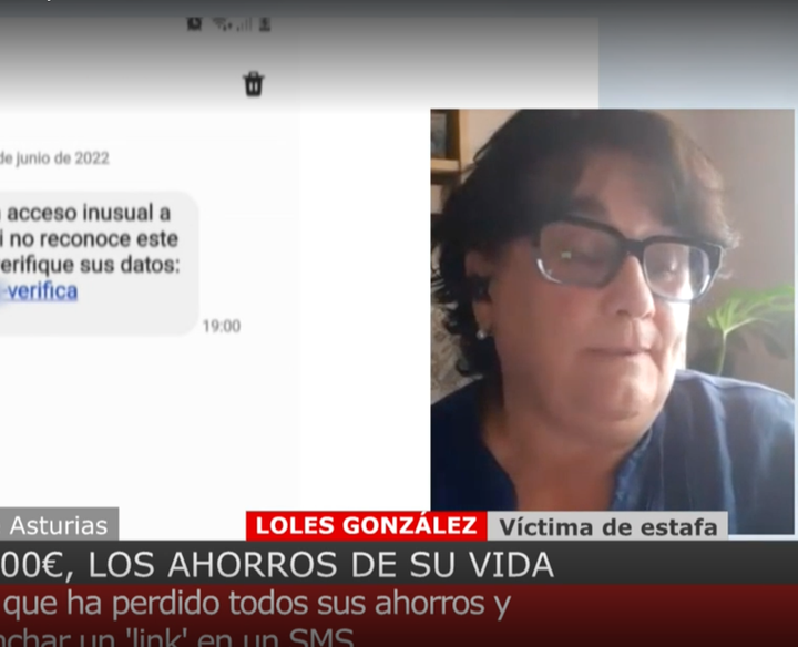 La víctima de la estafa, junto al SMS que recibió.