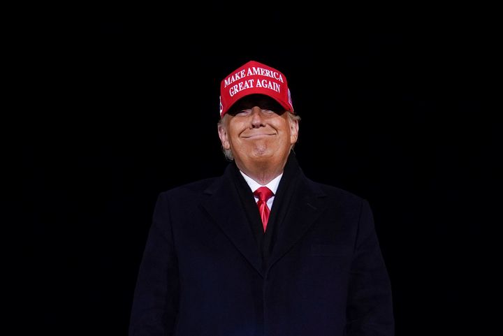 Donald Trump sonríe ante sus seguidores en un mitin en la campaña de 2020 en Grand Rapids, Michigan.