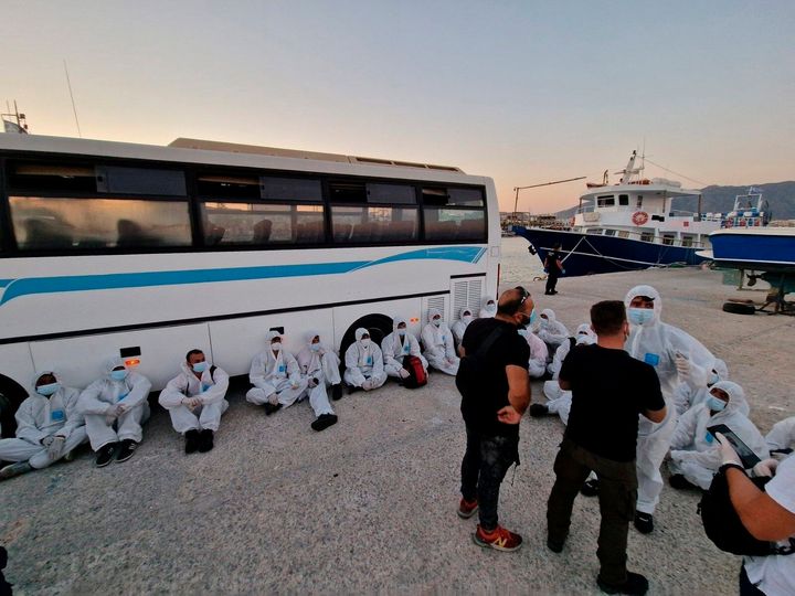 Αυτή η φωτογραφία που δόθηκε από το Ελληνικό Λιμενικό Σώμα δείχνει μετανάστες σε λιμάνι στο νησί της Κω, στο νοτιοανατολικό Αιγαίο Πέλαγος, μετά από επιχείρηση διάσωσης την Τετάρτη, Αυγ. 10, 2022. Οι ελληνικές αρχές διεξήγαγαν μεγάλη επιχείρηση έρευνας και διάσωσης την Τετάρτη για δεκάδες ανθρώπους που πιστεύεται ότι αγνοούνται στη θάλασσα ανατολικά της νήσου Καρπάθου, αφού βυθίστηκε κατά τη διάρκεια της νύχτας σκάφος που μετέφερε έως και 80 μετανάστες προς την Ιταλία. Η ακτοφυλακή είπε ότι 29 άνδρες διασώθηκαν 33 ναυτικά μίλια (38 μίλια, 61 χιλιόμετρα) ανοιχτά της Καρπάθου, ένα νοτιοανατολικό νησί μεταξύ Ρόδου και Κρήτης. (Ελληνική Ακτοφυλακή μέσω AP)