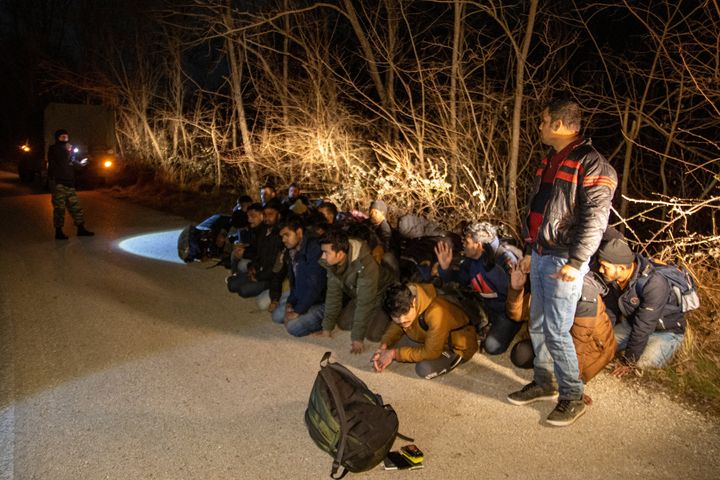 Στρατιώτες του Ελληνικού Στρατού κρατούν μια ομάδα μεταναστών που πέρασαν από την Τουρκία στην Ελλάδα, κοντά στο χωριό Πρωτοκλήσι, στην περιοχή του Έβρου, Ελλάδα, 10 Μαρτίου