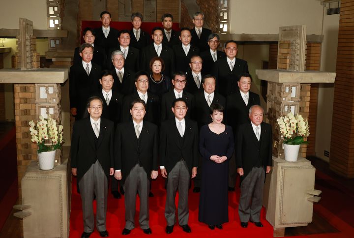 初閣議を終え、記念撮影に臨む岸田文雄首相（前列中央）と閣僚ら（2022年8月10日撮影）