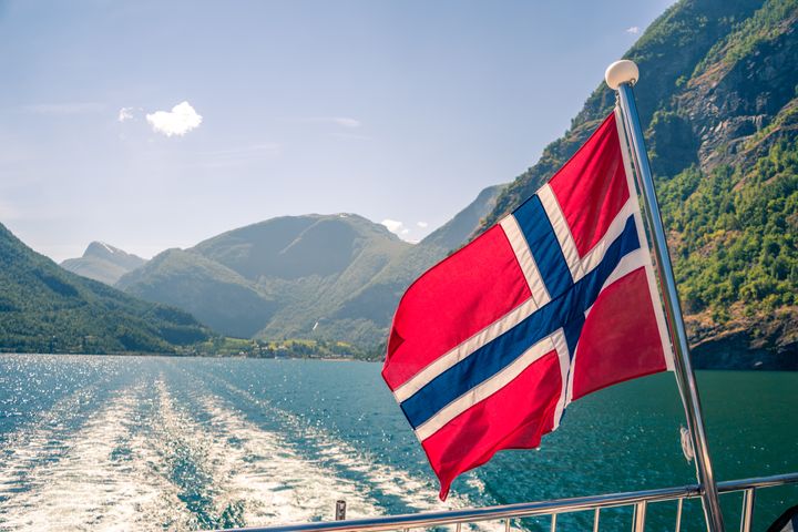 ノルウェーの港とノルウェー国旗