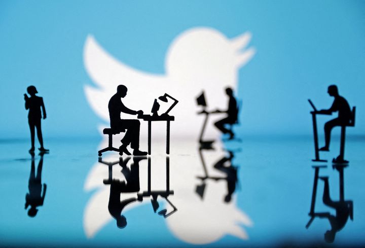  Figurines with computers and smartphones are seen in front of Twitter logo in this illustration, July 24, 2022. REUTERS/Dado Ruvic/Illustration/File Photo