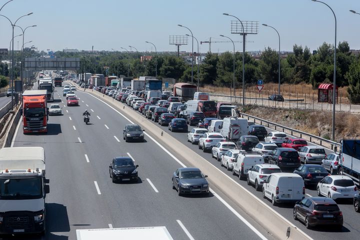 Coches durante la operación salida, a su paso por la A4 en Madrid.