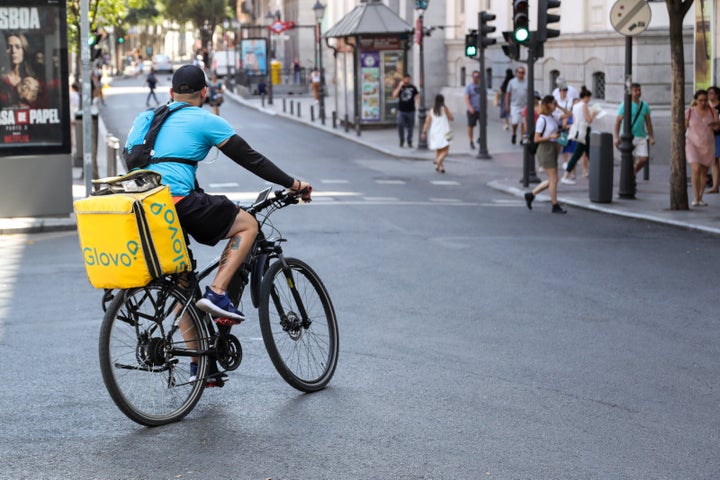 Un distribuidor de Glovo, en las calles de Madrid, en una imagen de archivo.