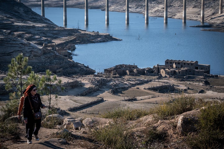 Turistas visitando la ruinas del antiguo pueblo de Aceredo, bajo el agua en el embalse ourensano de Lindoso (Galicia).