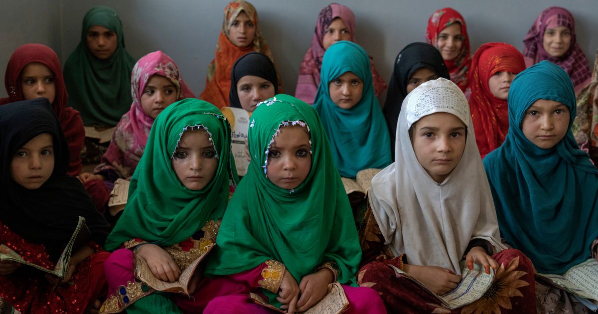 Les filles afghanes font face à un avenir incertain après 1 an sans école
