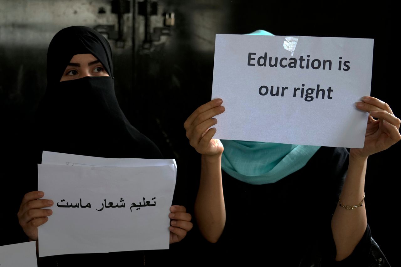 Des filles afghanes organisent une manifestation illégale pour réclamer le droit à l'éducation dans une maison privée à Kaboul, en Afghanistan, le 2 août 2022. 