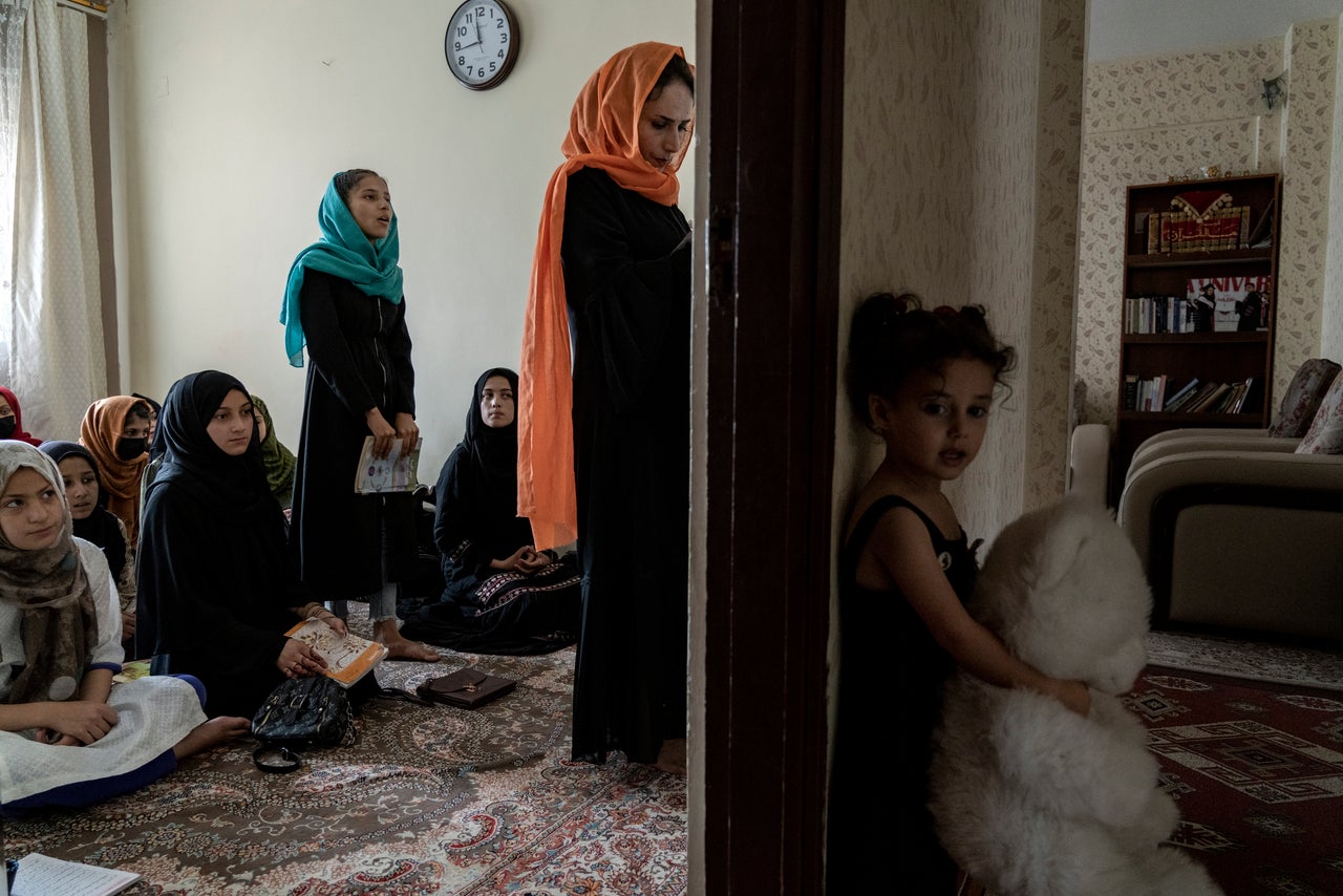 Des filles afghanes assistent à un cours dans une école souterraine, à Kaboul, en Afghanistan, le samedi 30 juillet 2022. 