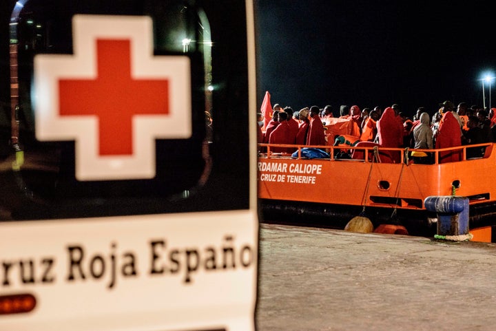 Migrantes rescatados esperando ser atendidos por los sanitarios, en una imagen de archivo.