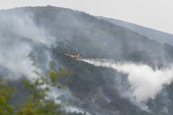 Medios aéreos trabajando en la extinción del incendio de Boca de Huérgano (León).