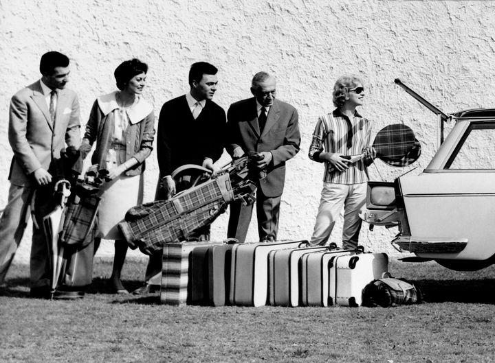Familia marchando de viaje en 1959.